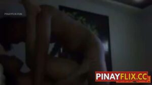 Binuka Ang Mga Paa Upang Mapasok Ang Hiwa